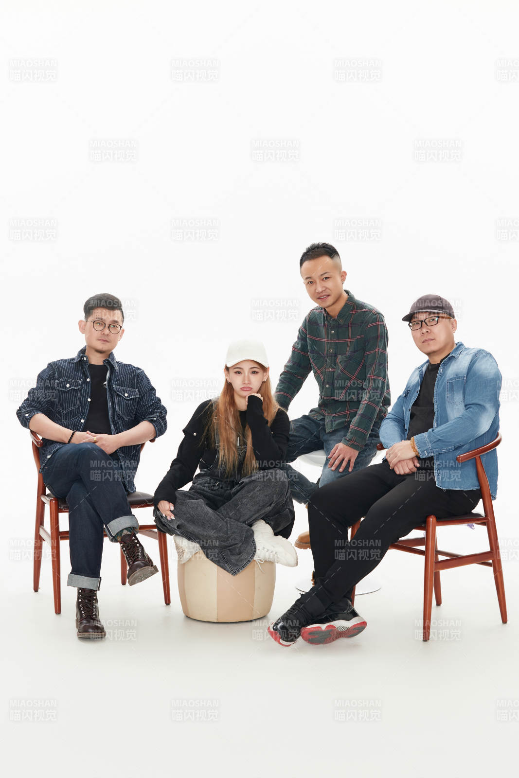 影棚拍摄的白色背景下四人乐队组合形象图片