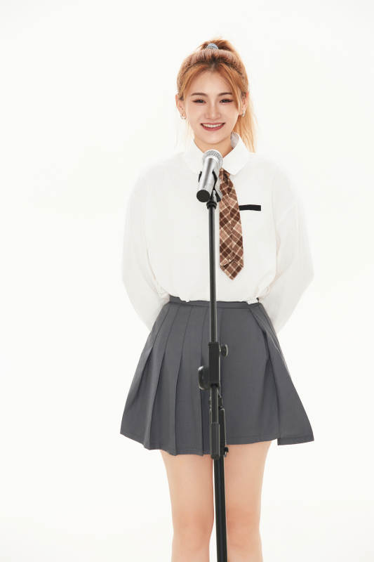 白色背景下站在麦克风前唱歌的亚洲女性图片