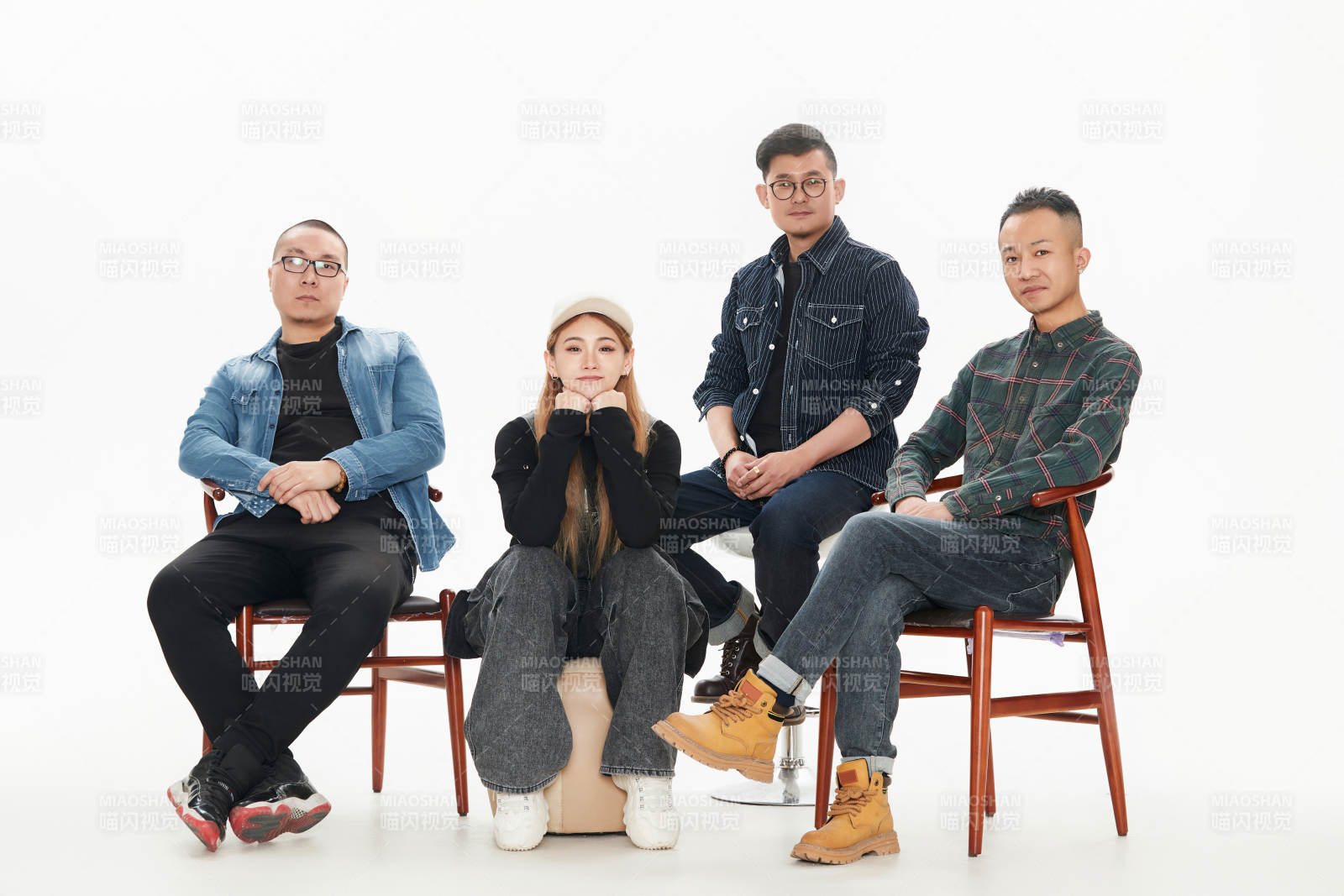 影棚拍摄的白色背景下四人乐队组合形象图片