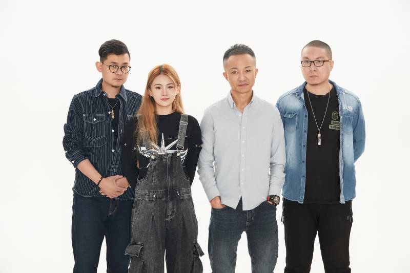 影棚拍摄的白色背景下四人乐队组合形象图片