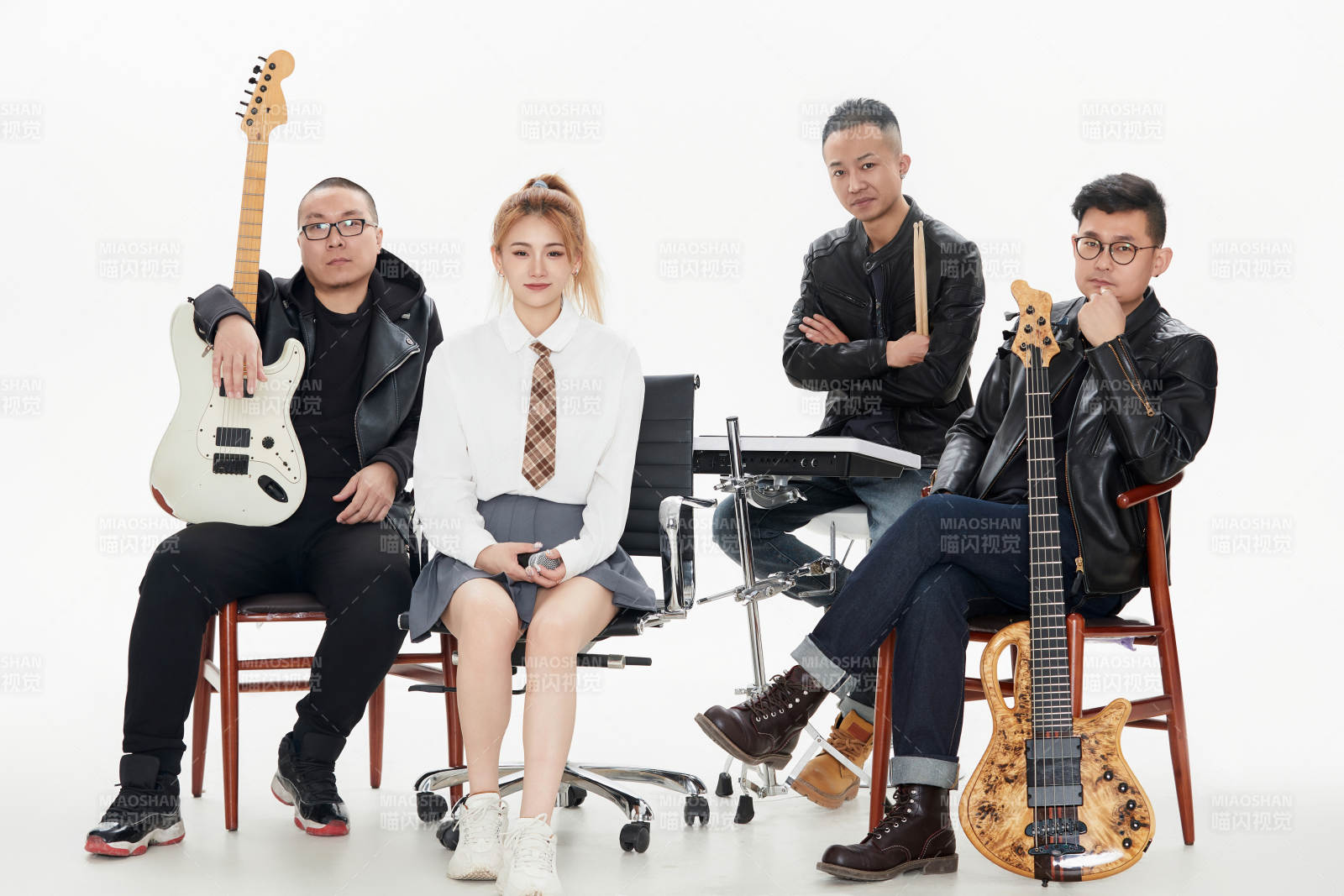 影棚拍摄的白色背景下四人乐队组合形象图片