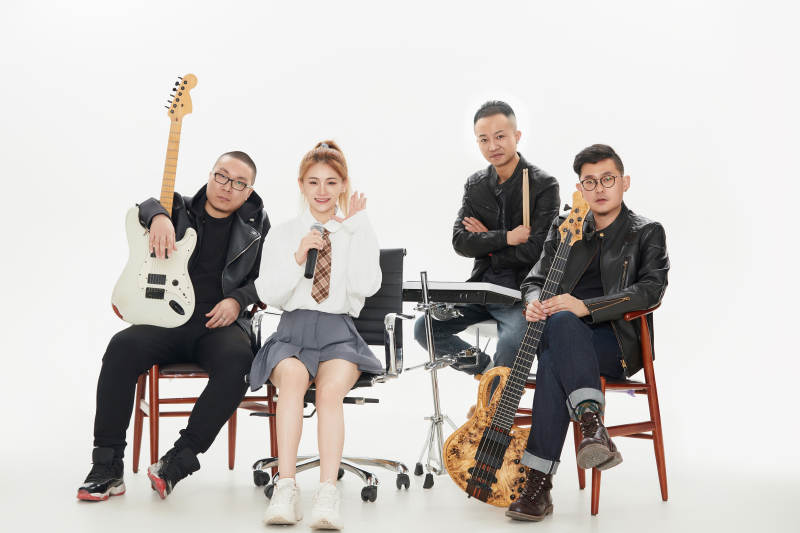 影棚拍摄的白色背景下四人乐队组合形象图片