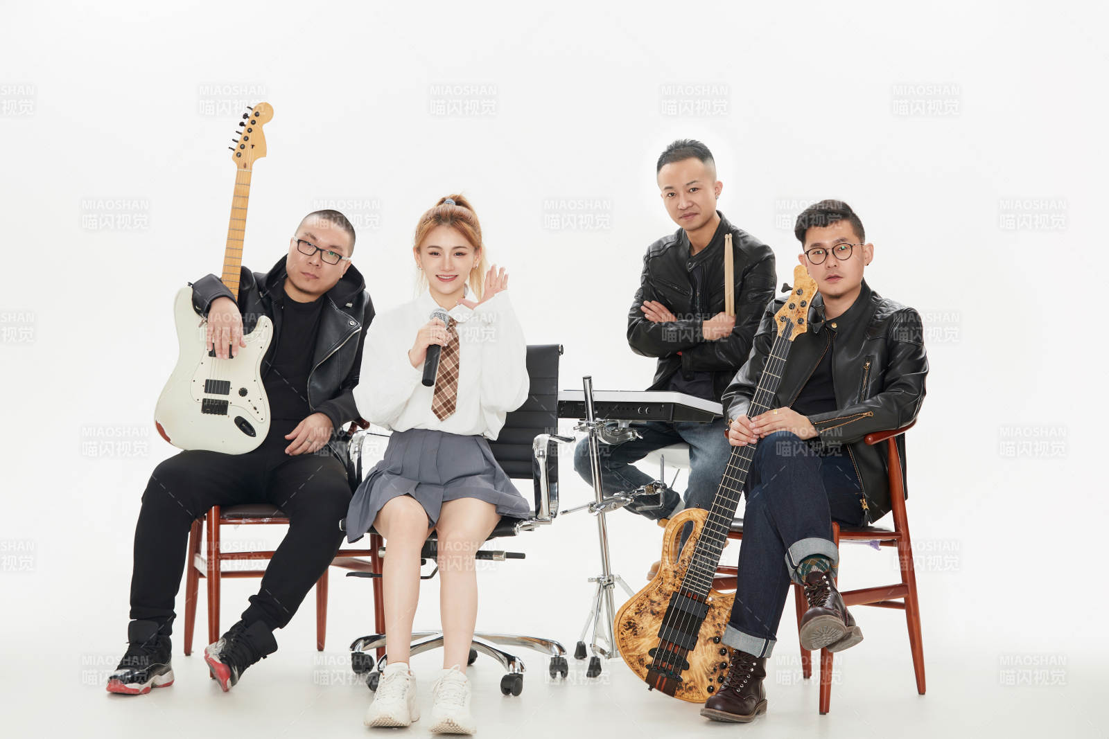 影棚拍摄的白色背景下四人乐队组合形象图片