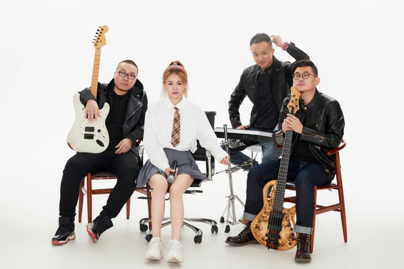 影棚拍摄的白色背景下四人乐队组合形象图片