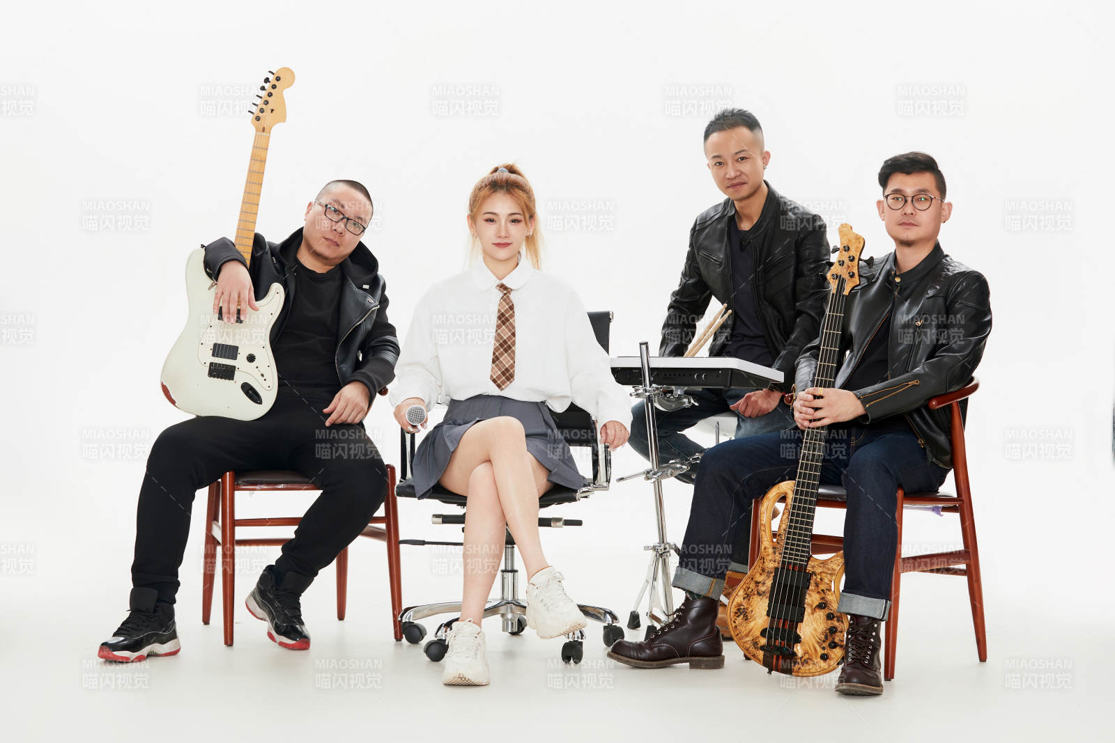 影棚拍摄的白色背景下四人乐队组合形象图片