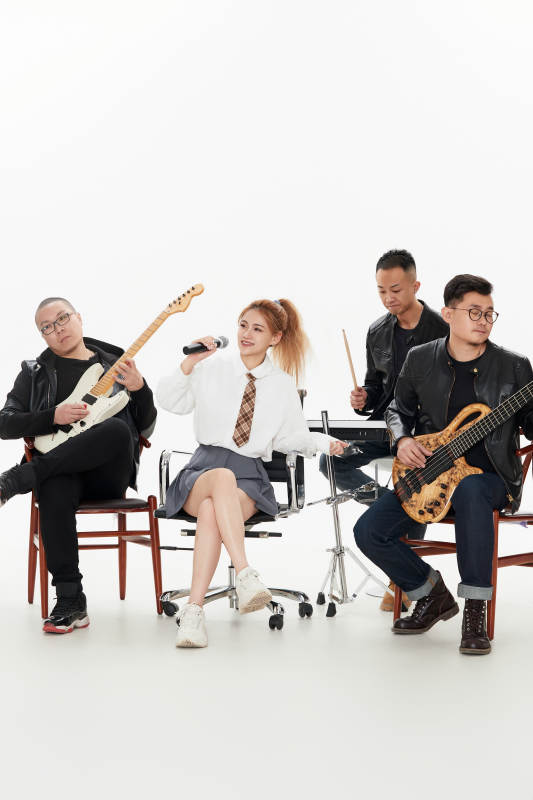 影棚拍摄的白色背景下四人乐队组合形象图片