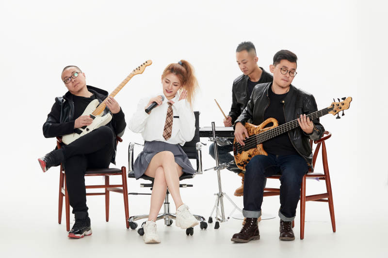 影棚拍摄的白色背景下四人乐队组合形象图片