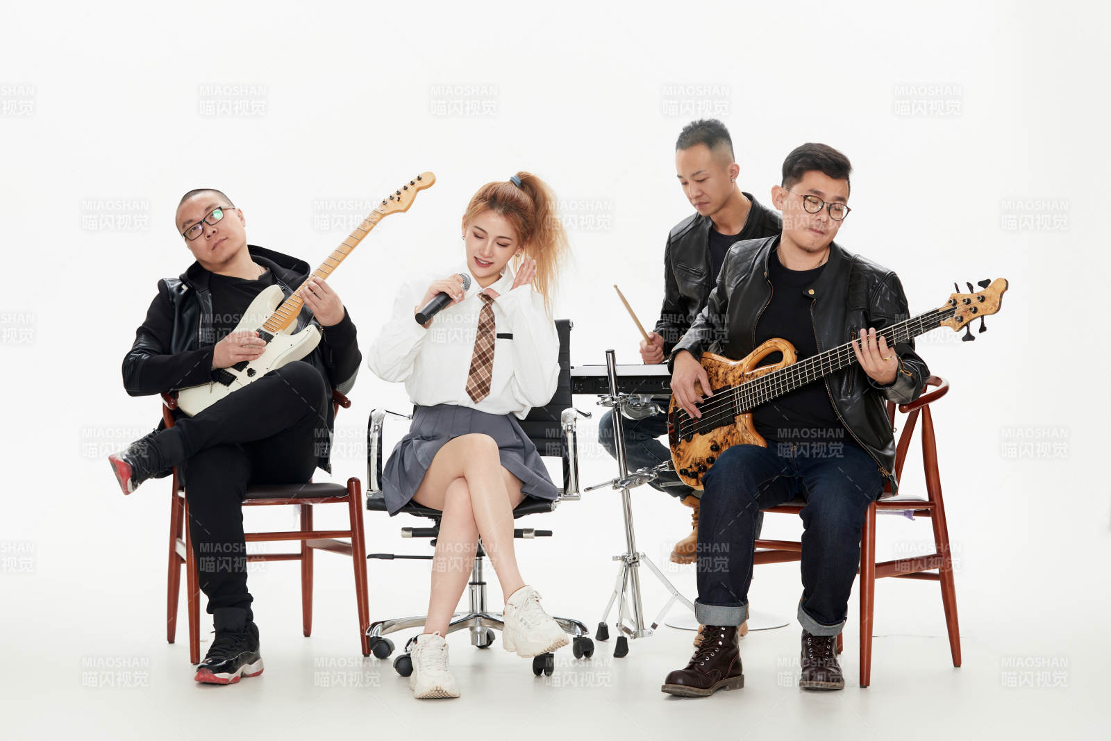 影棚拍摄的白色背景下四人乐队组合形象图片