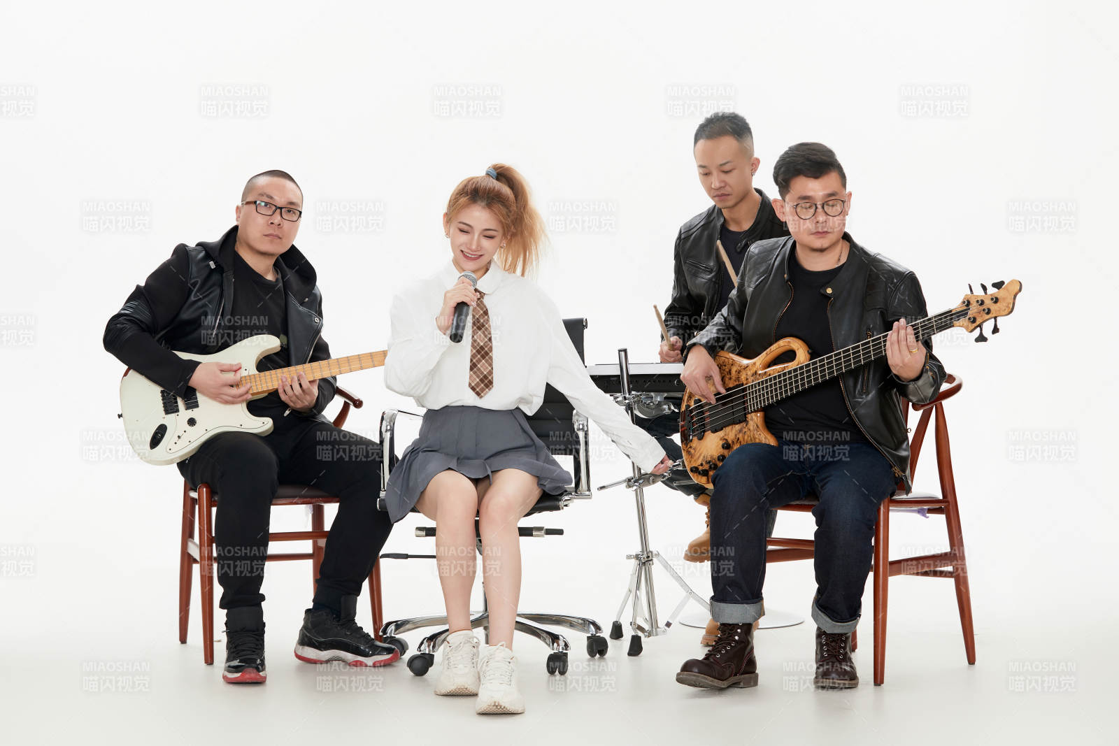 影棚拍摄的白色背景下四人乐队组合形象图片