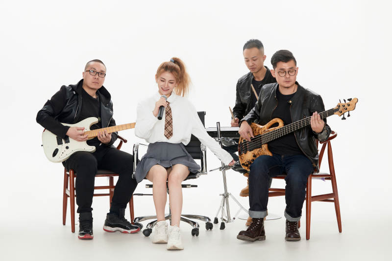 影棚拍摄的白色背景下四人乐队组合形象图片