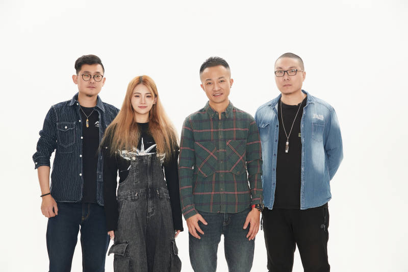 影棚拍摄的白色背景下四人乐队组合形象图片