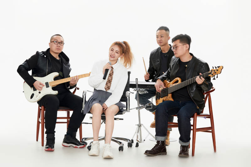 影棚拍摄的白色背景下四人乐队组合形象图片