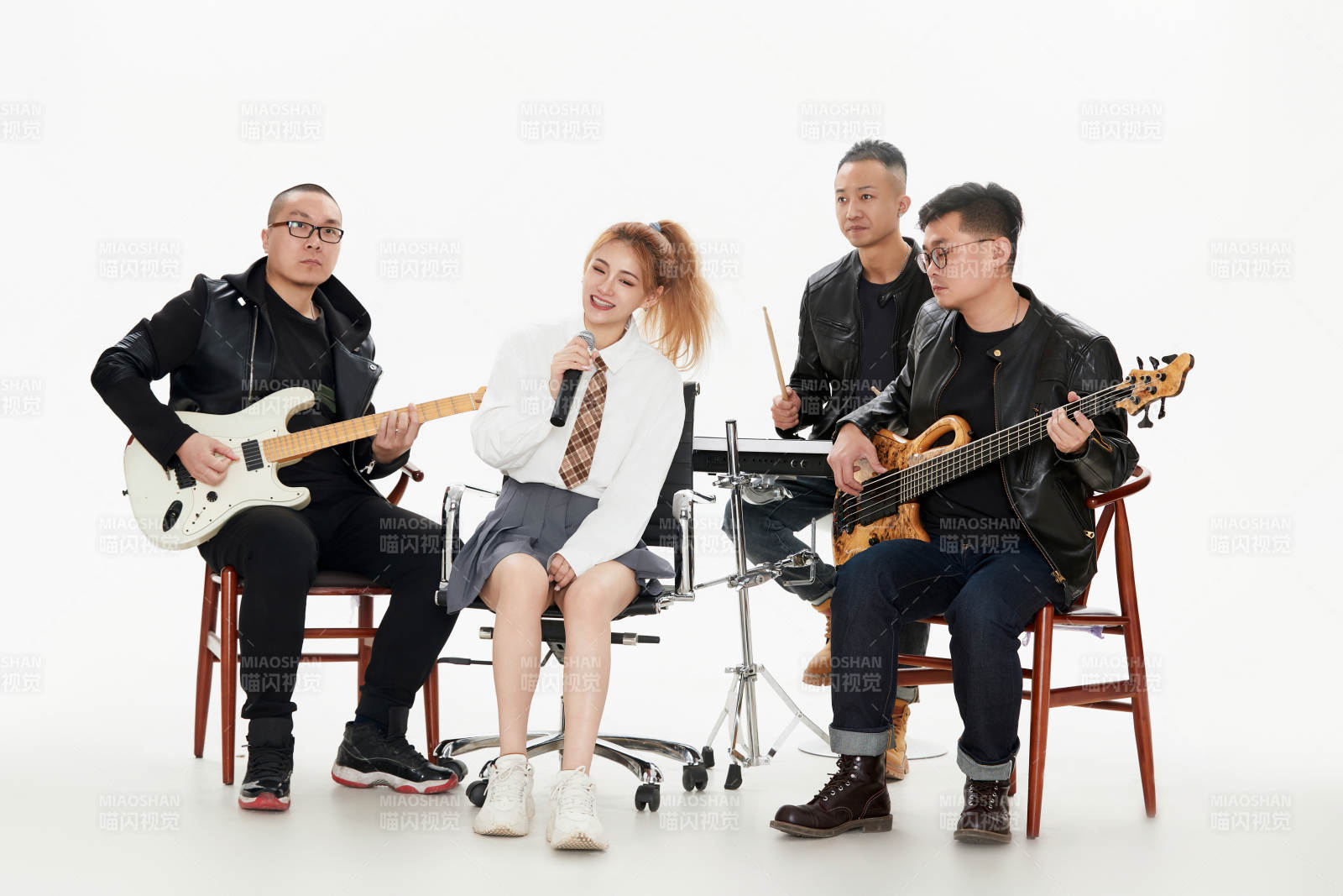 影棚拍摄的白色背景下四人乐队组合形象图片