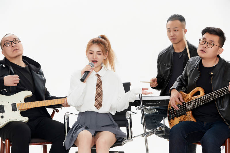 影棚拍摄的白色背景下四人乐队组合形象图片