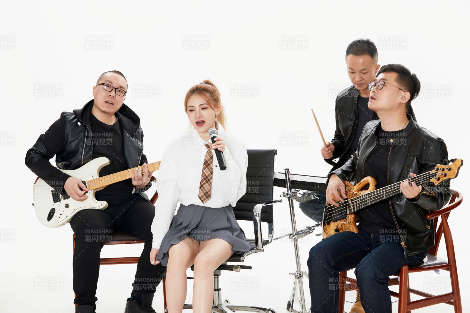 影棚拍摄的白色背景下四人乐队组合形象图片