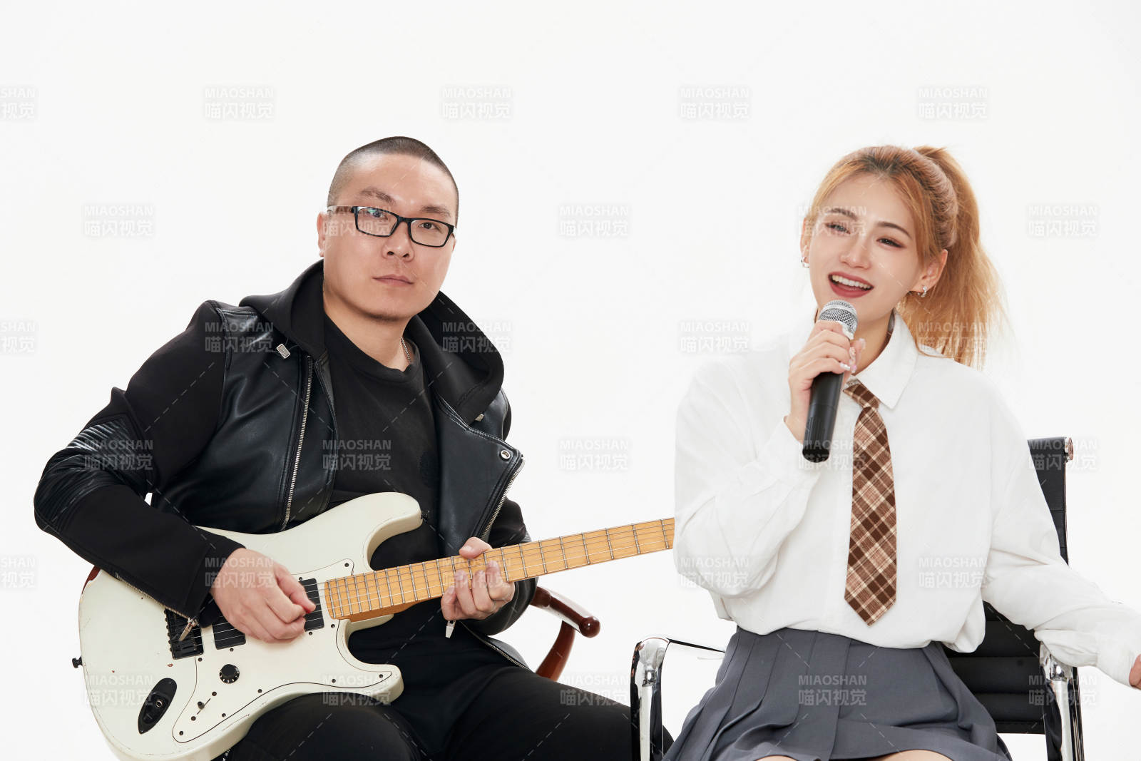 影棚拍摄的白色背景下四人乐队组合形象图片