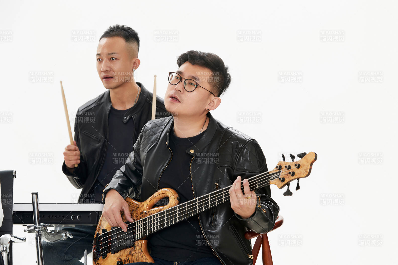 影棚拍摄的白色背景下四人乐队组合形象图片