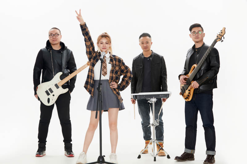 影棚拍摄的白色背景下四人乐队组合形象图片