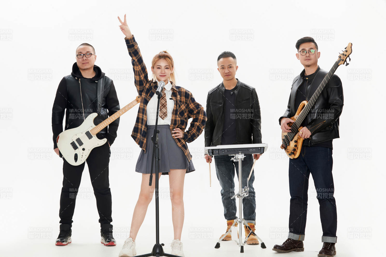 影棚拍摄的白色背景下四人乐队组合形象图片