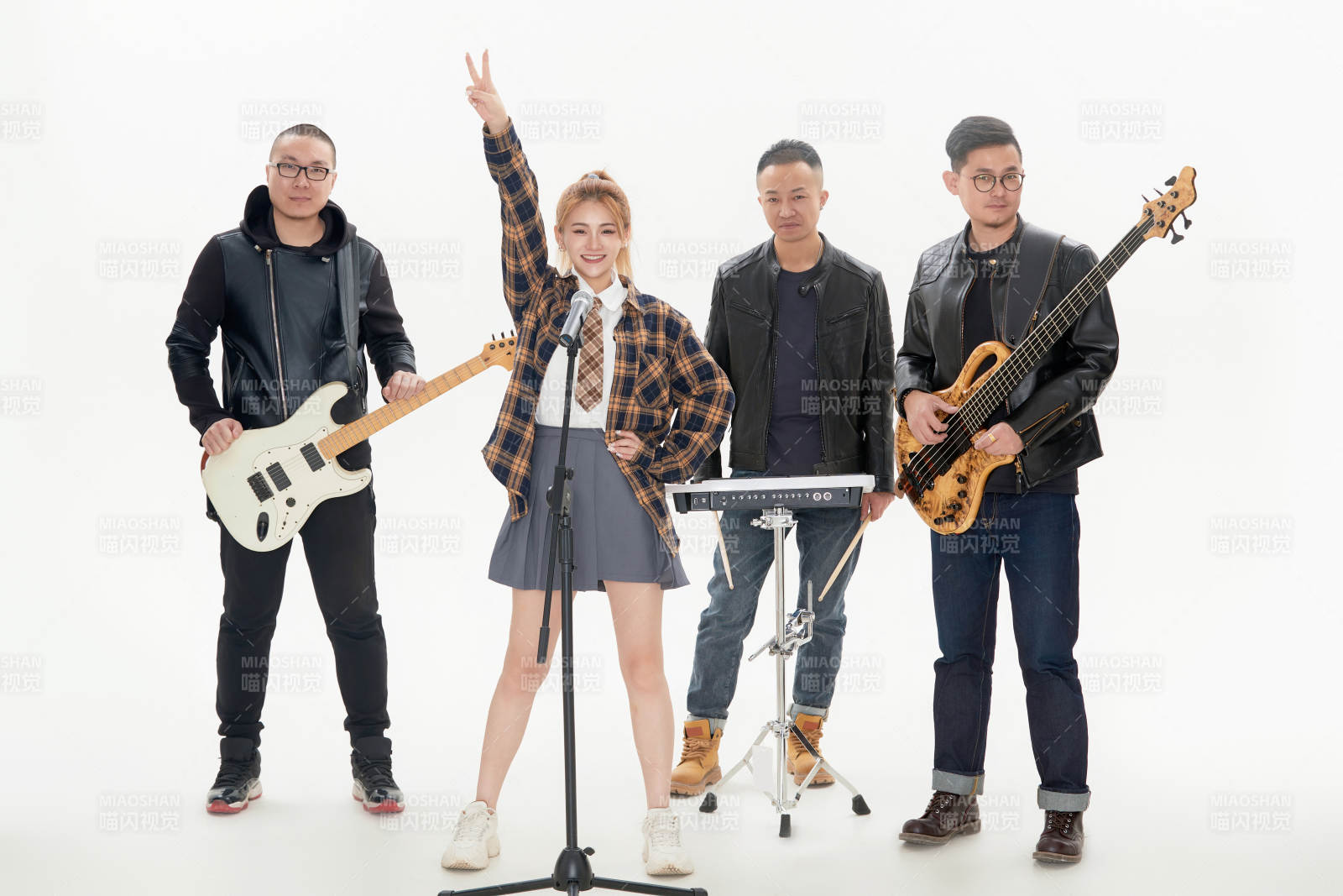 影棚拍摄的白色背景下四人乐队组合形象图片