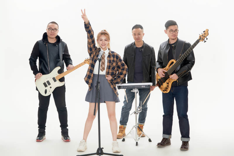 影棚拍摄的白色背景下四人乐队组合形象图片