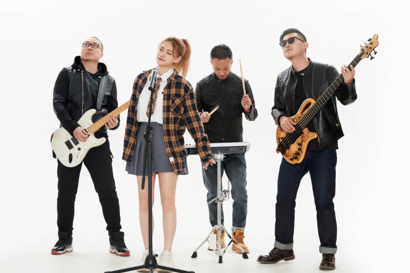 影棚拍摄的白色背景下四人乐队组合形象图片