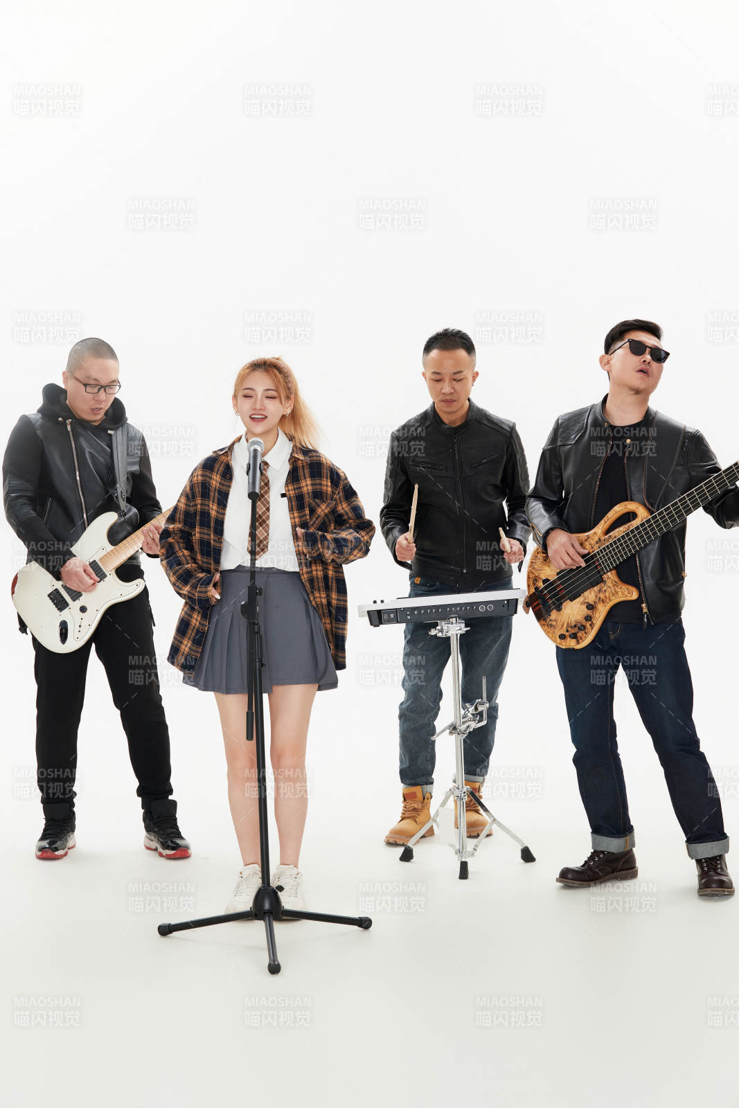 影棚拍摄的白色背景下四人乐队组合形象图片