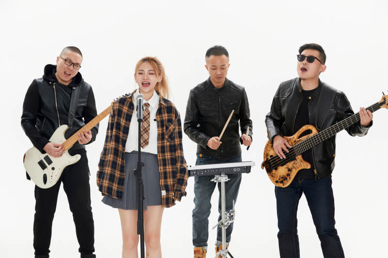 影棚拍摄的白色背景下四人乐队组合形象图片