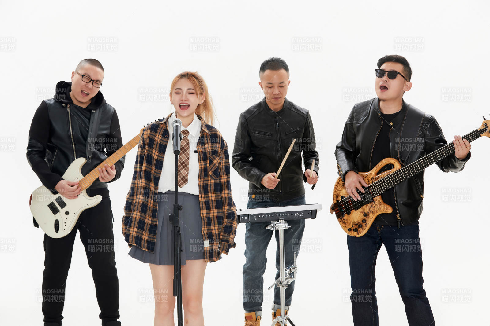 影棚拍摄的白色背景下四人乐队组合形象图片