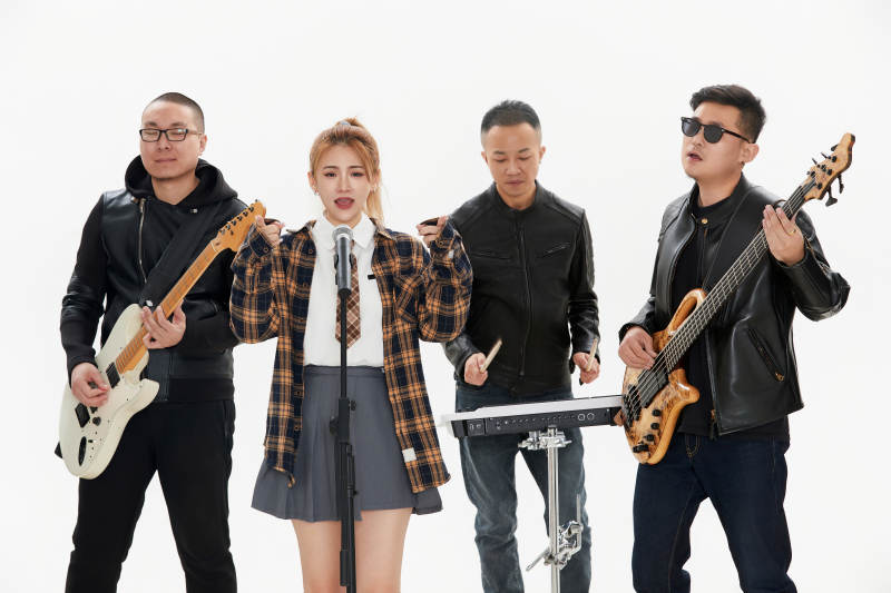 影棚拍摄的白色背景下四人乐队组合形象图片