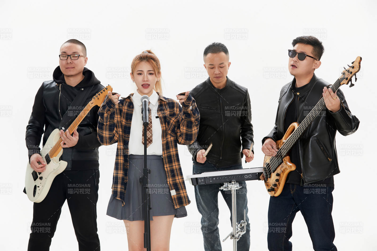 影棚拍摄的白色背景下四人乐队组合形象图片