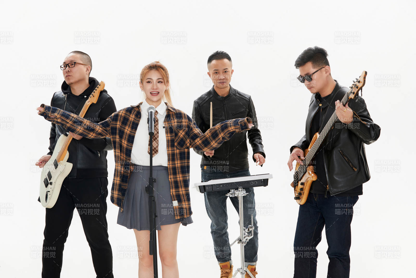 影棚拍摄的白色背景下四人乐队组合形象图片