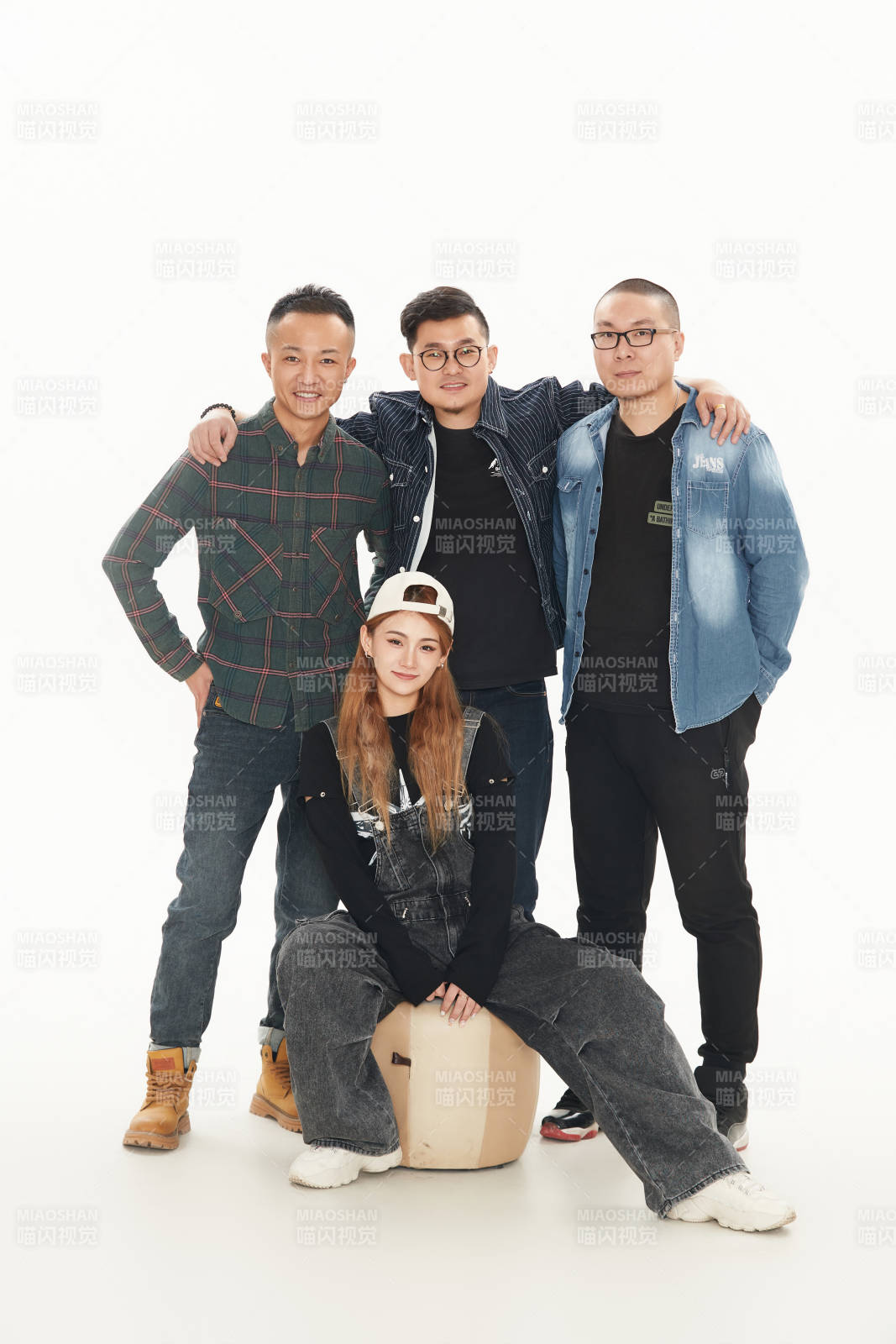 影棚拍摄的白色背景下四人乐队组合形象图片
