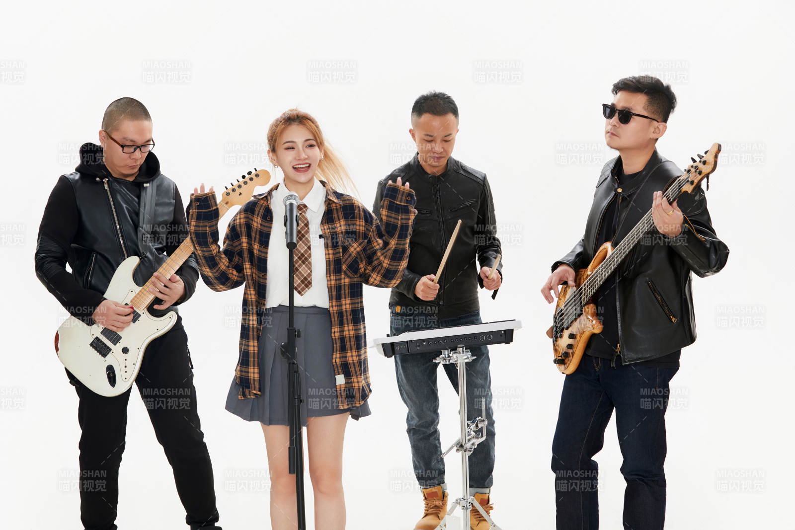 影棚拍摄的白色背景下四人乐队组合形象图片