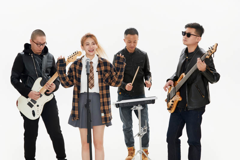 影棚拍摄的白色背景下四人乐队组合形象图片