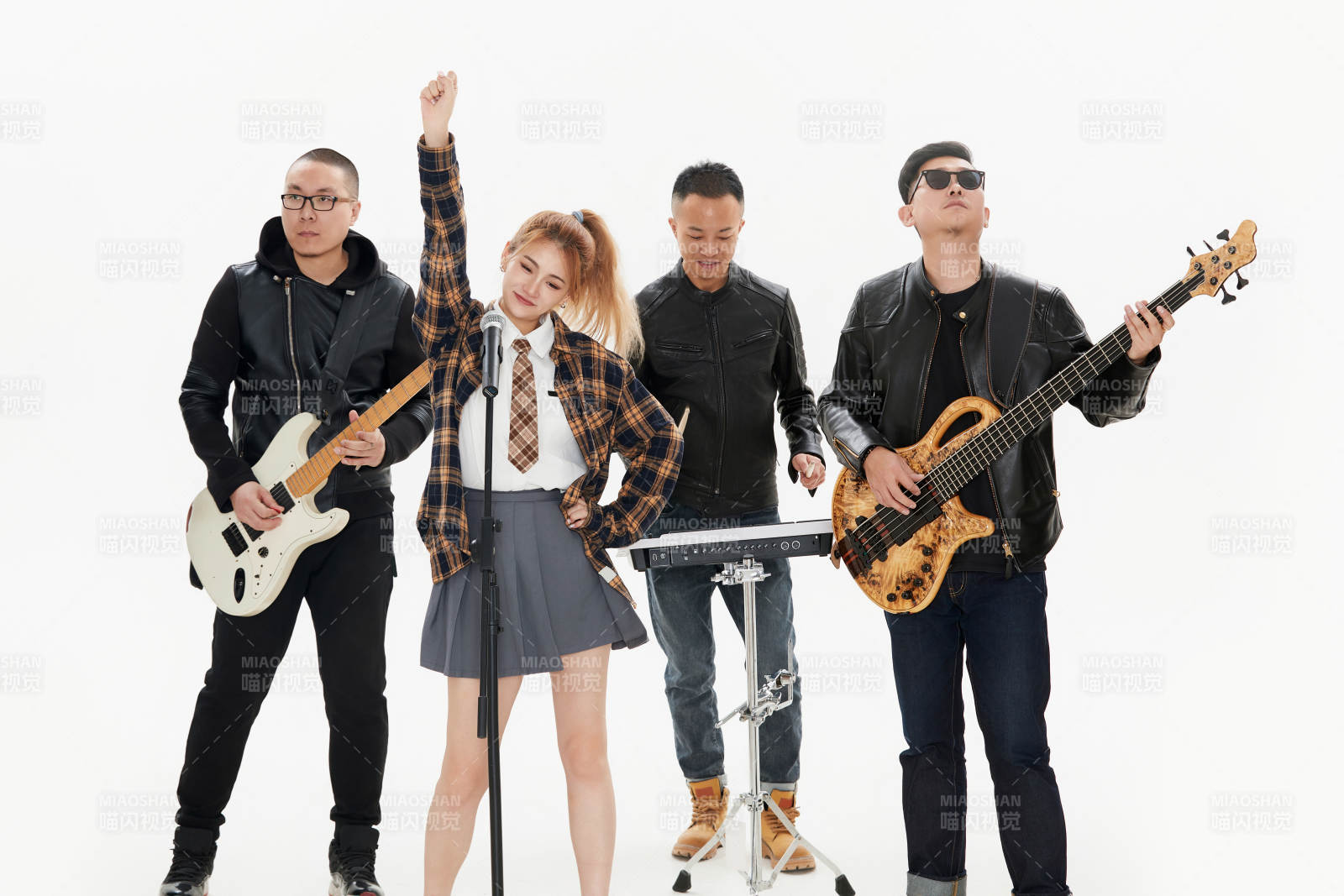 影棚拍摄的白色背景下四人乐队组合形象图片