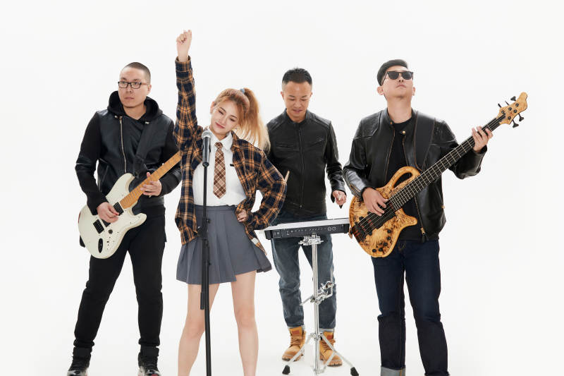 影棚拍摄的白色背景下四人乐队组合形象图片