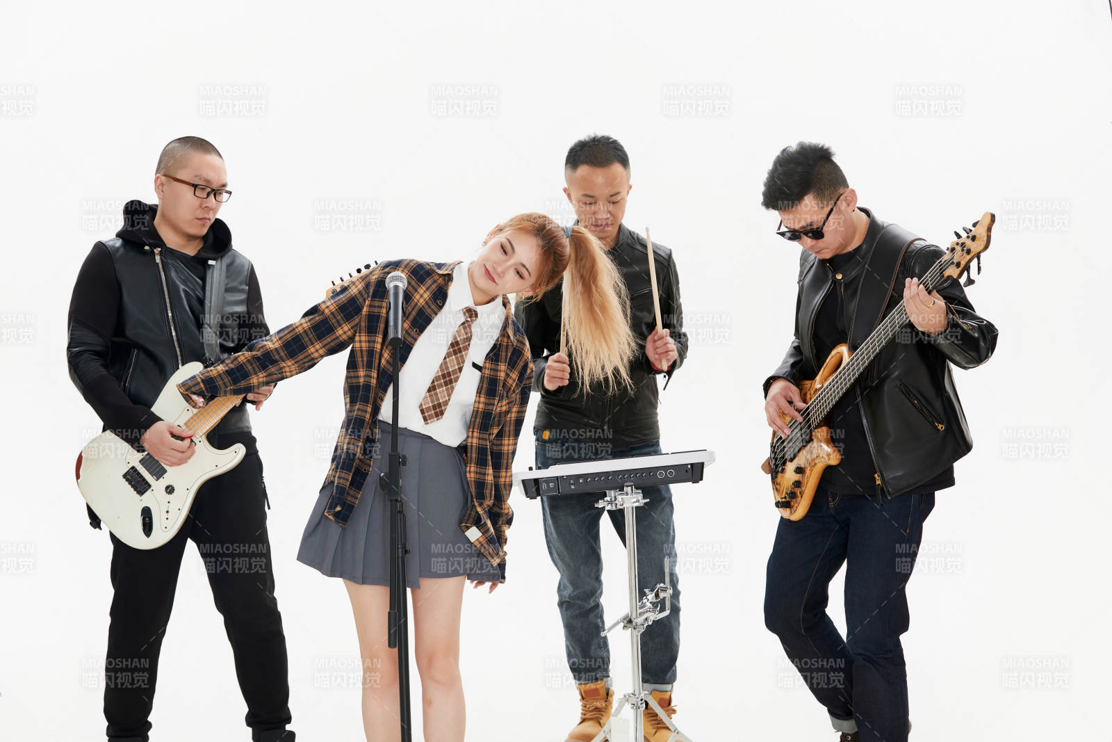 影棚拍摄的白色背景下四人乐队组合形象图片