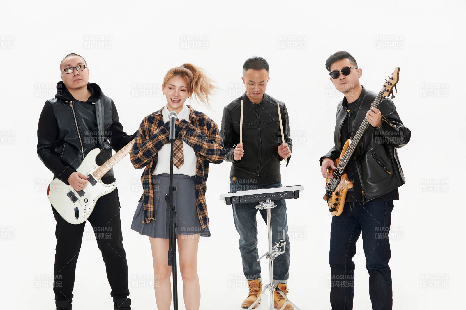 影棚拍摄的白色背景下四人乐队组合形象图片