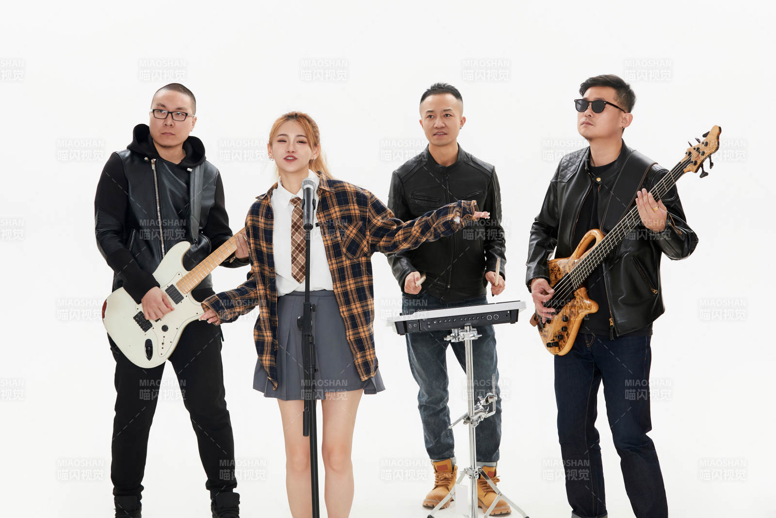 影棚拍摄的白色背景下四人乐队组合形象图片