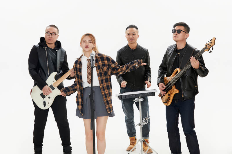 影棚拍摄的白色背景下四人乐队组合形象图片