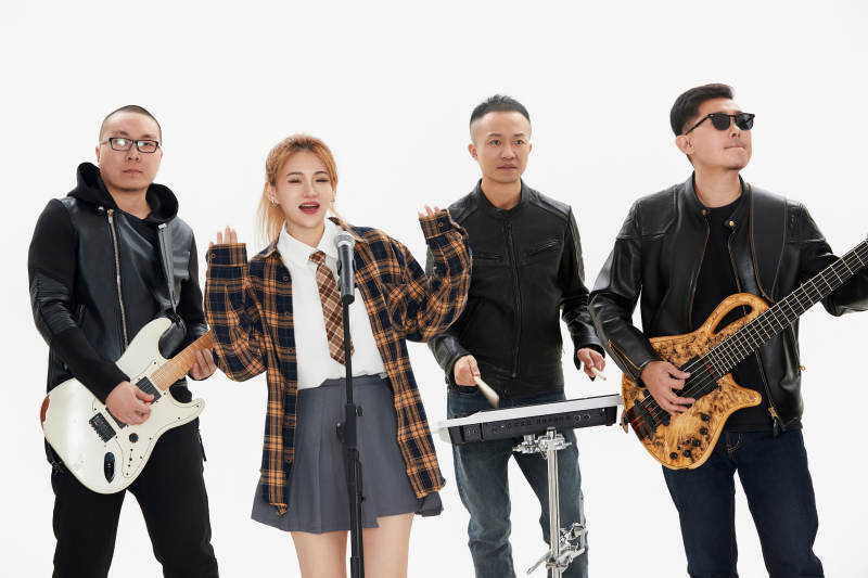 影棚拍摄的白色背景下四人乐队组合形象图片