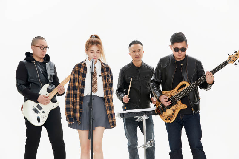 影棚拍摄的白色背景下四人乐队组合形象图片