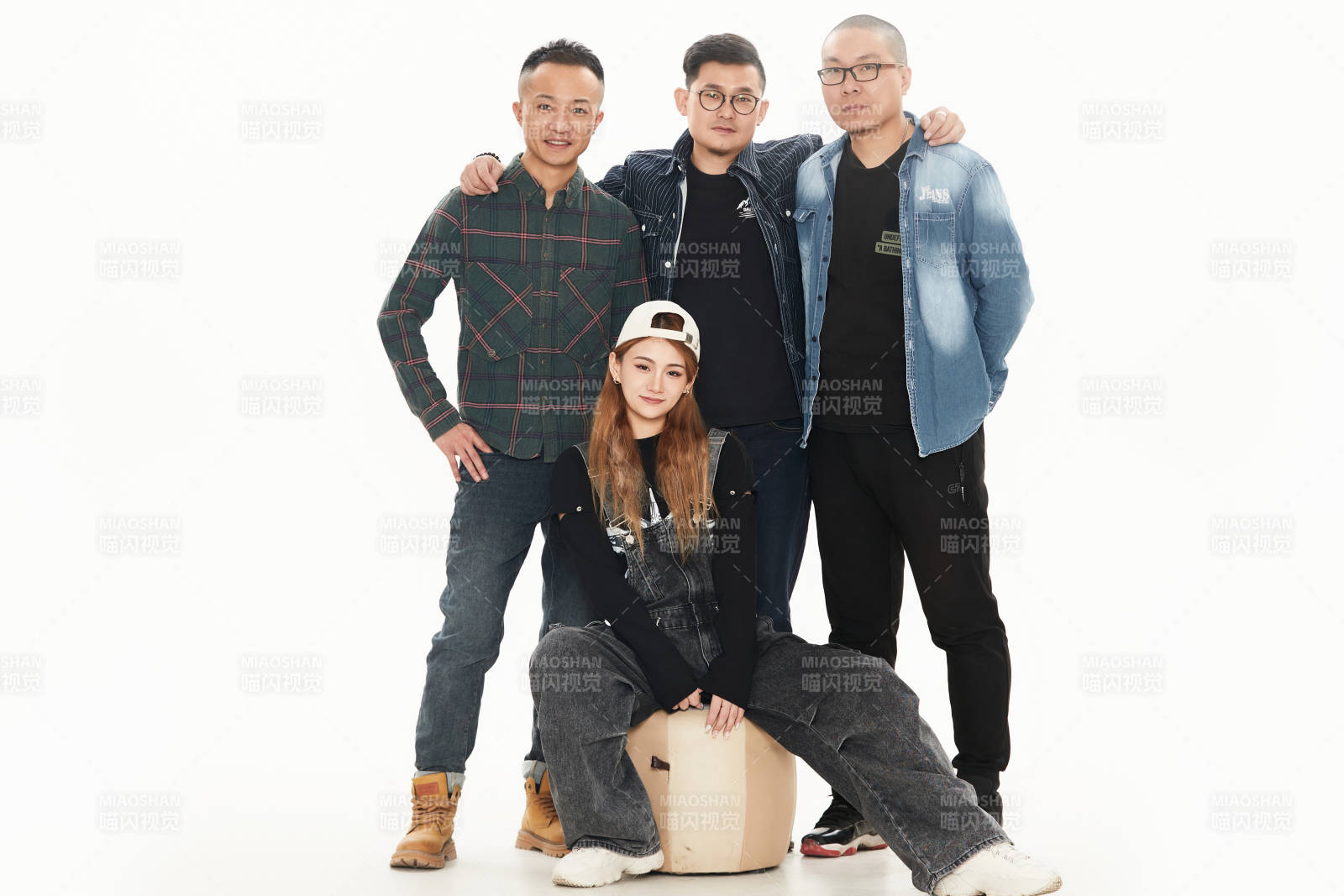 影棚拍摄的白色背景下四人乐队组合形象图片