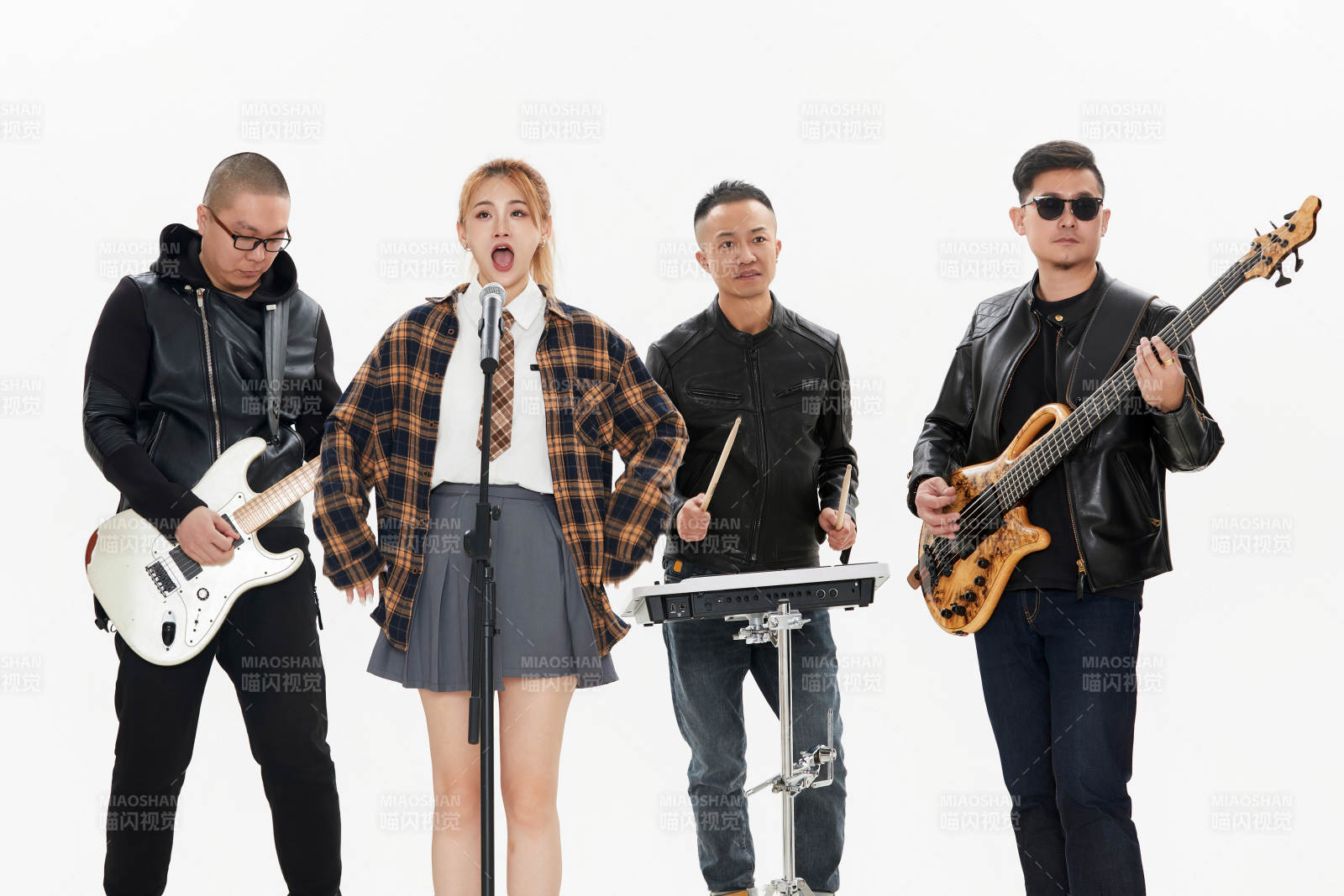 影棚拍摄的白色背景下四人乐队组合形象图片