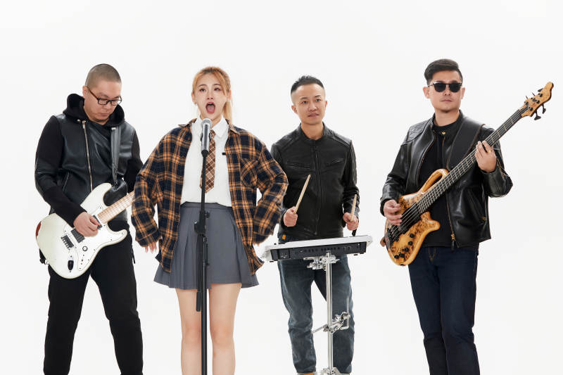 影棚拍摄的白色背景下四人乐队组合形象图片