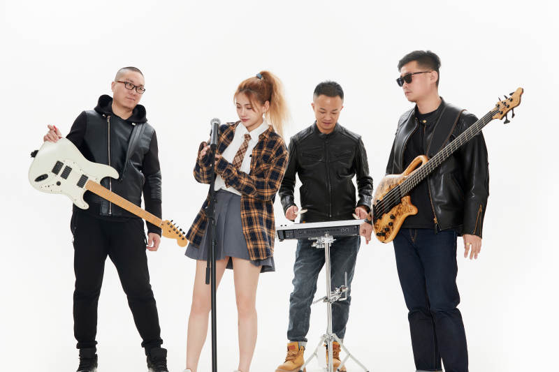 影棚拍摄的白色背景下四人乐队组合形象图片