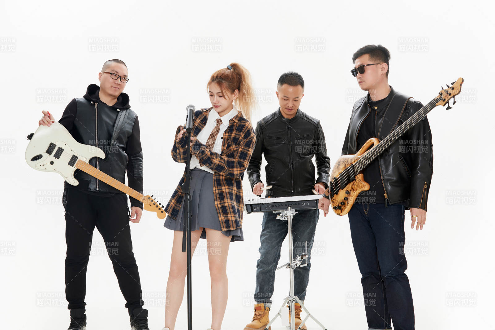 影棚拍摄的白色背景下四人乐队组合形象图片