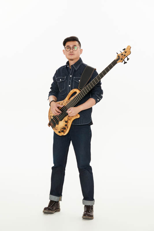 手持贝斯.低音吉他的亚洲男性乐手图片