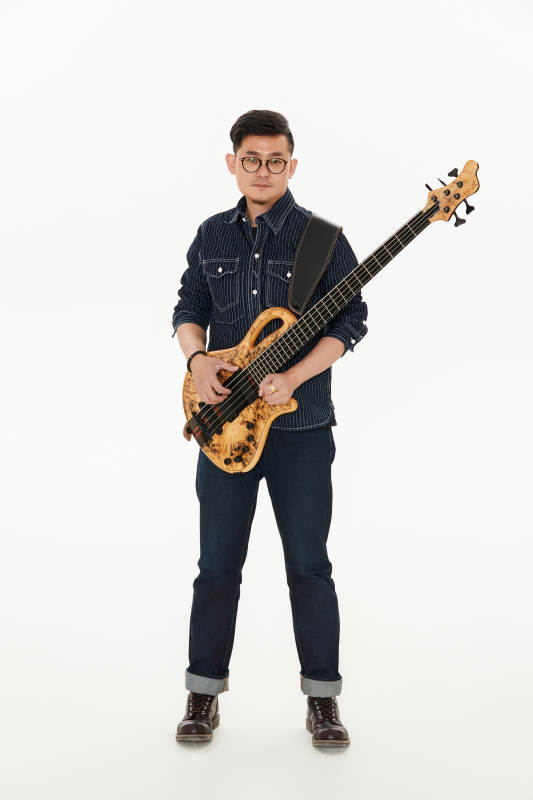 手持贝斯.低音吉他的亚洲男性乐手图片